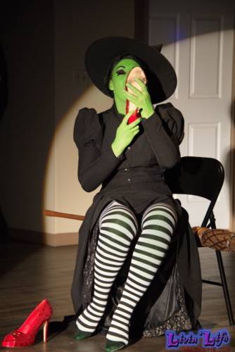 A Night of Burlesque - Heroes and Villains at ZenfiniTea