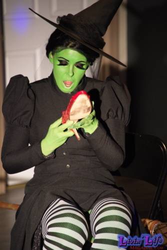 A Night of Burlesque - Heroes and Villains at ZenfiniTea