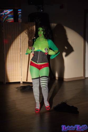 A Night of Burlesque - Heroes and Villains at ZenfiniTea